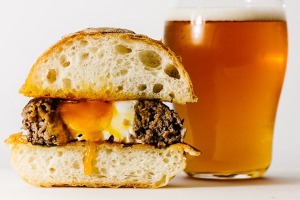 img_recipe_egg_in_hole_burger_05