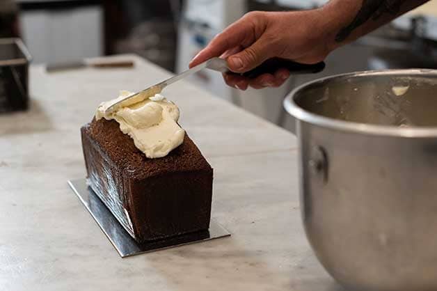 Icing the lemon cake